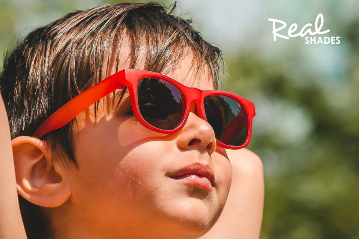 kinh-mat-tre-em-realshades-bao-ve-mat-be-khi-di-nang
